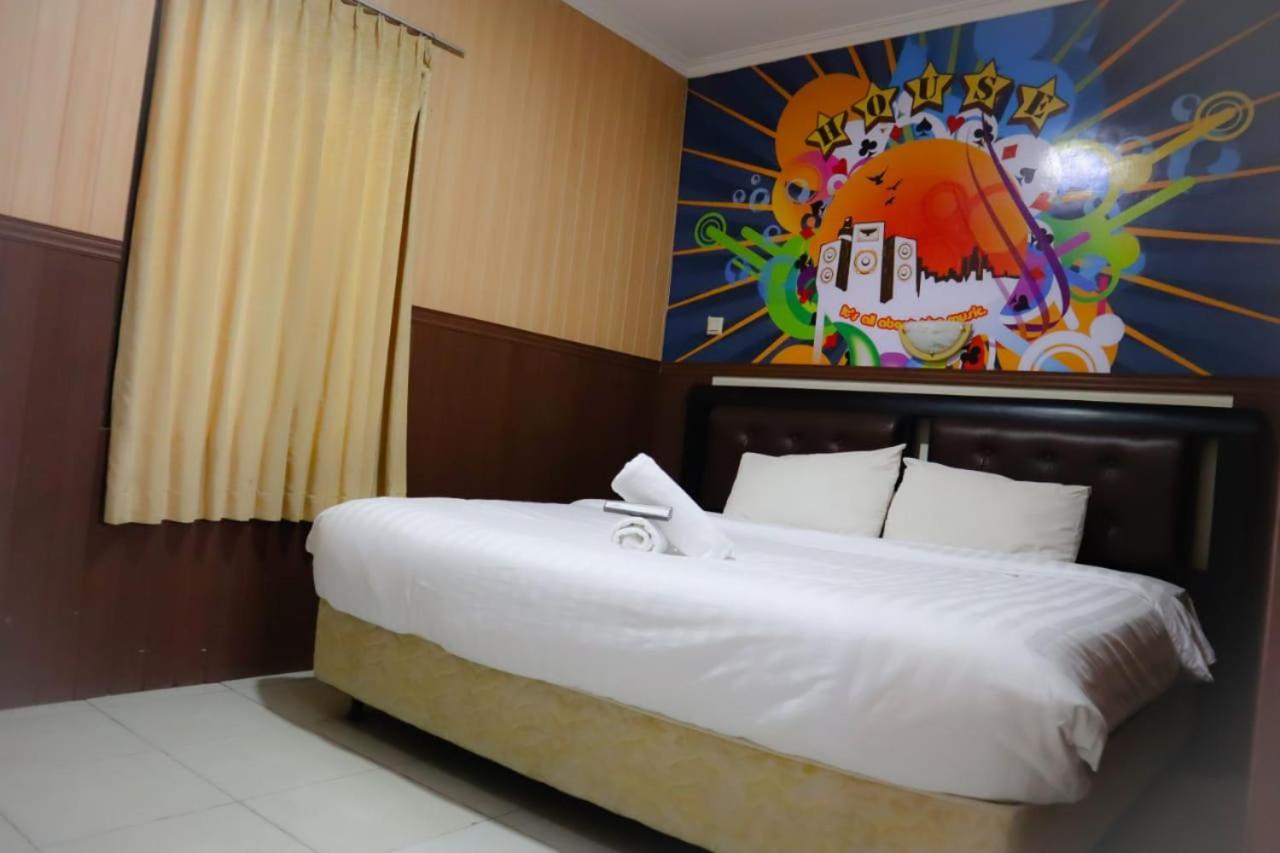 Votel Hotel Tulungagung Esterno foto