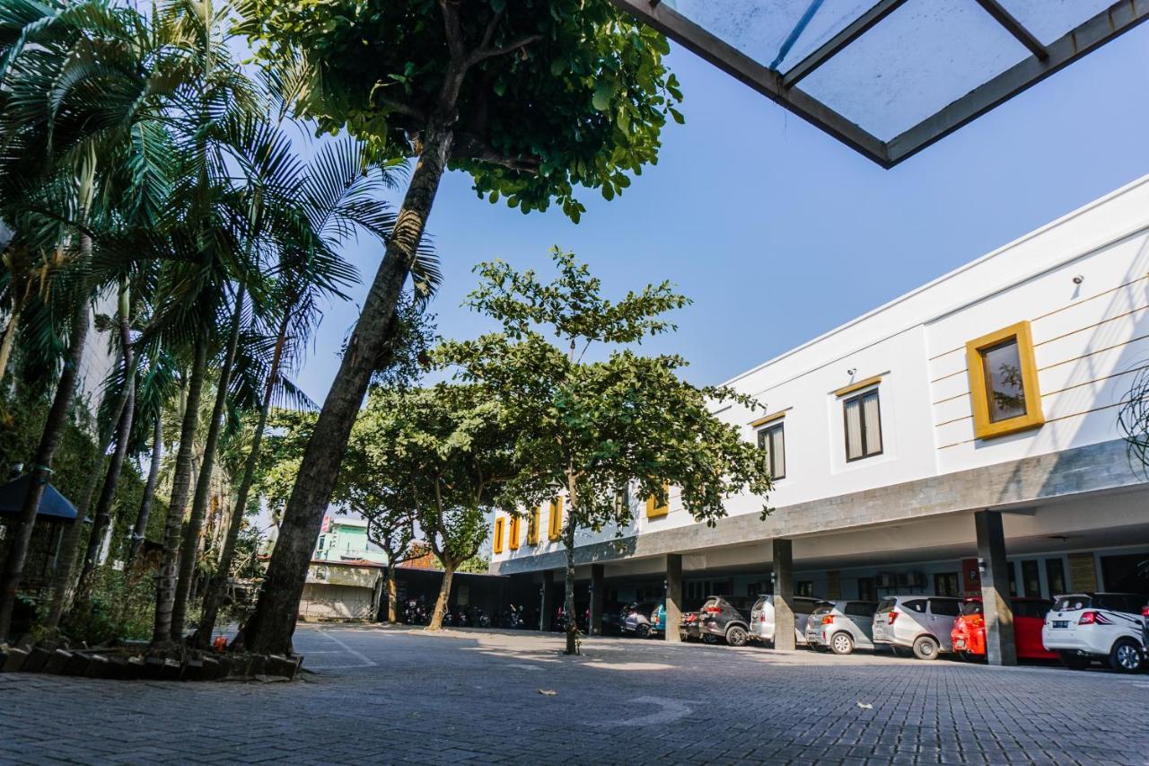 Votel Hotel Tulungagung Esterno foto