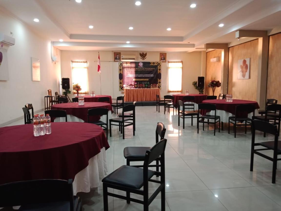 Votel Hotel Tulungagung Esterno foto