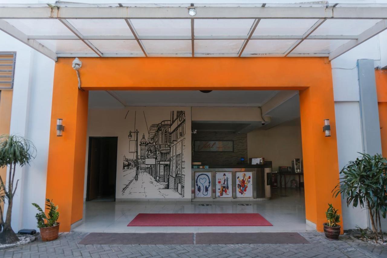 Votel Hotel Tulungagung Esterno foto