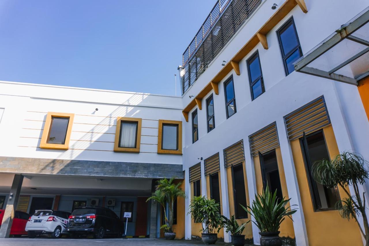 Votel Hotel Tulungagung Esterno foto