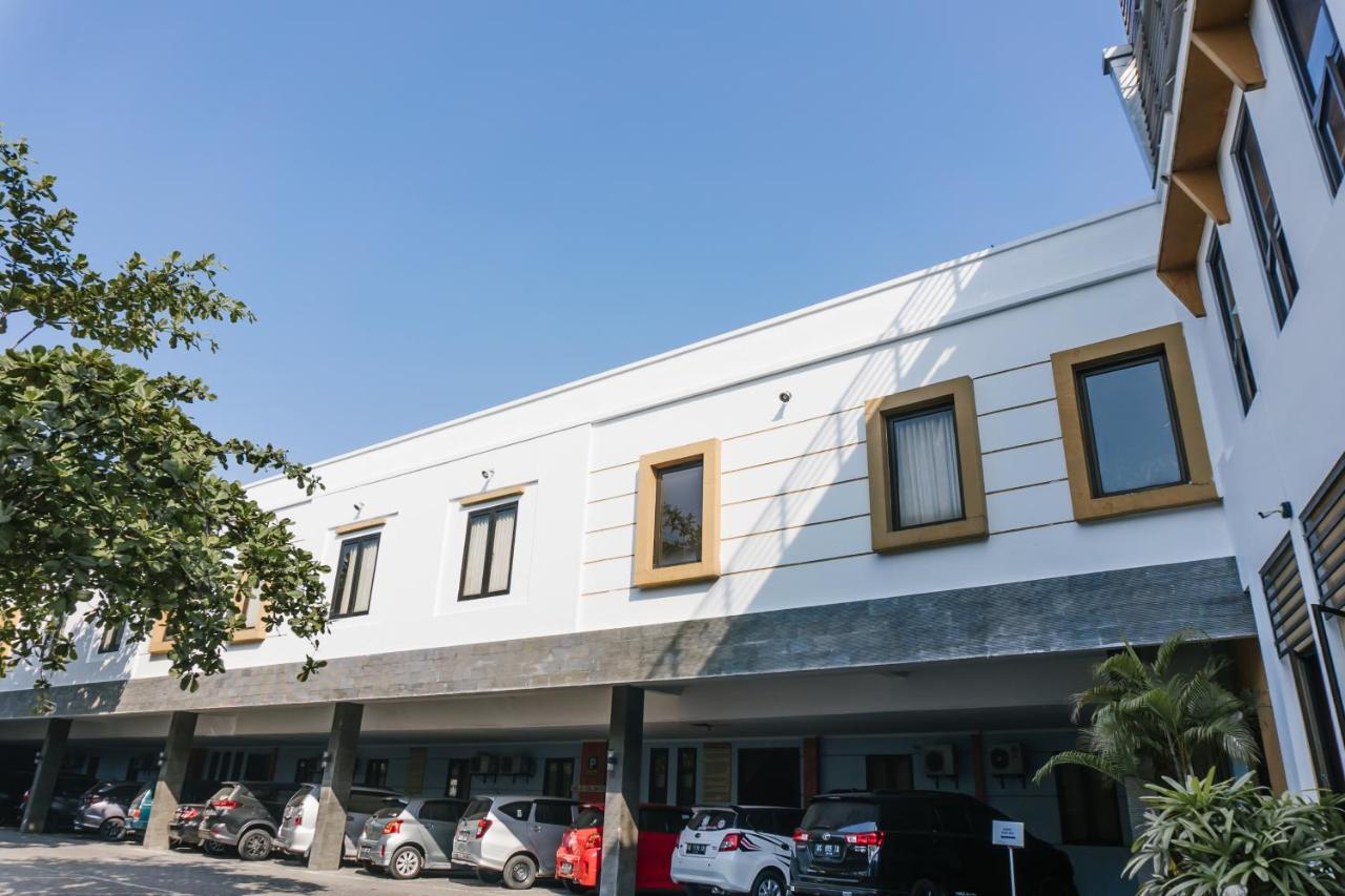 Votel Hotel Tulungagung Esterno foto