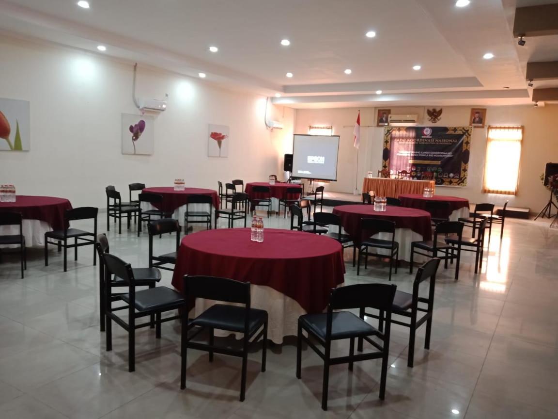 Votel Hotel Tulungagung Esterno foto