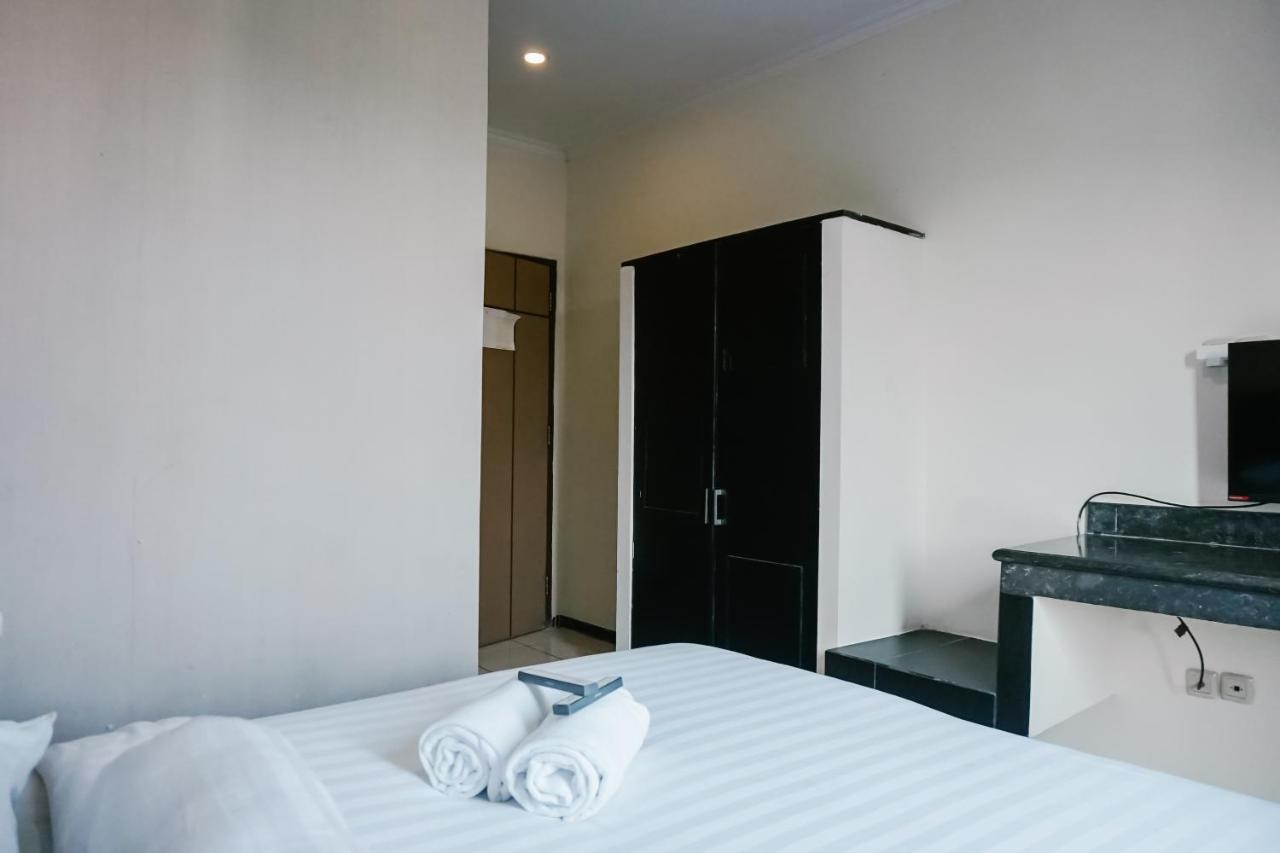 Votel Hotel Tulungagung Esterno foto